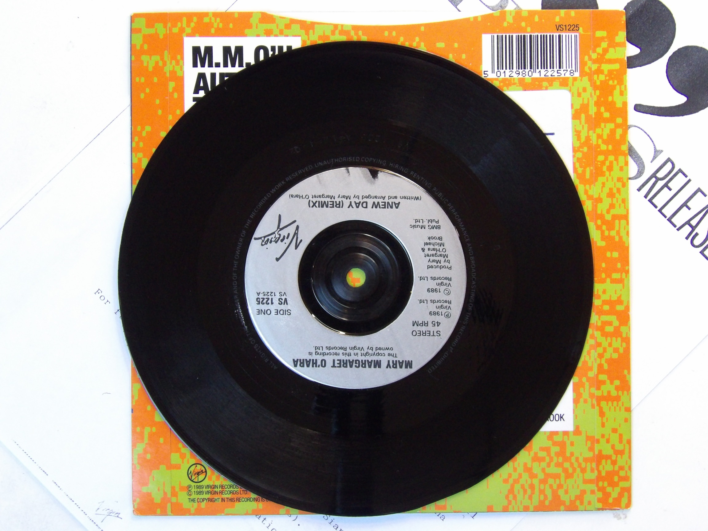 Mary Margaret O'Hara: Anew Day 1989 EX+ 7" Promo + Press Release - Image 3