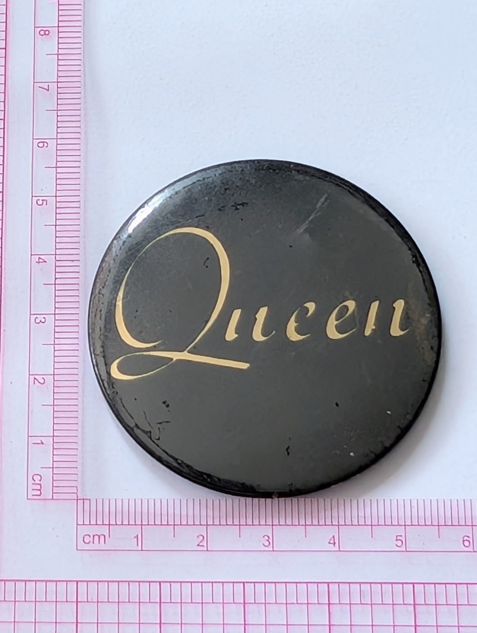 Queen: Large Black/Gold Vintage 1970s Badge/Button