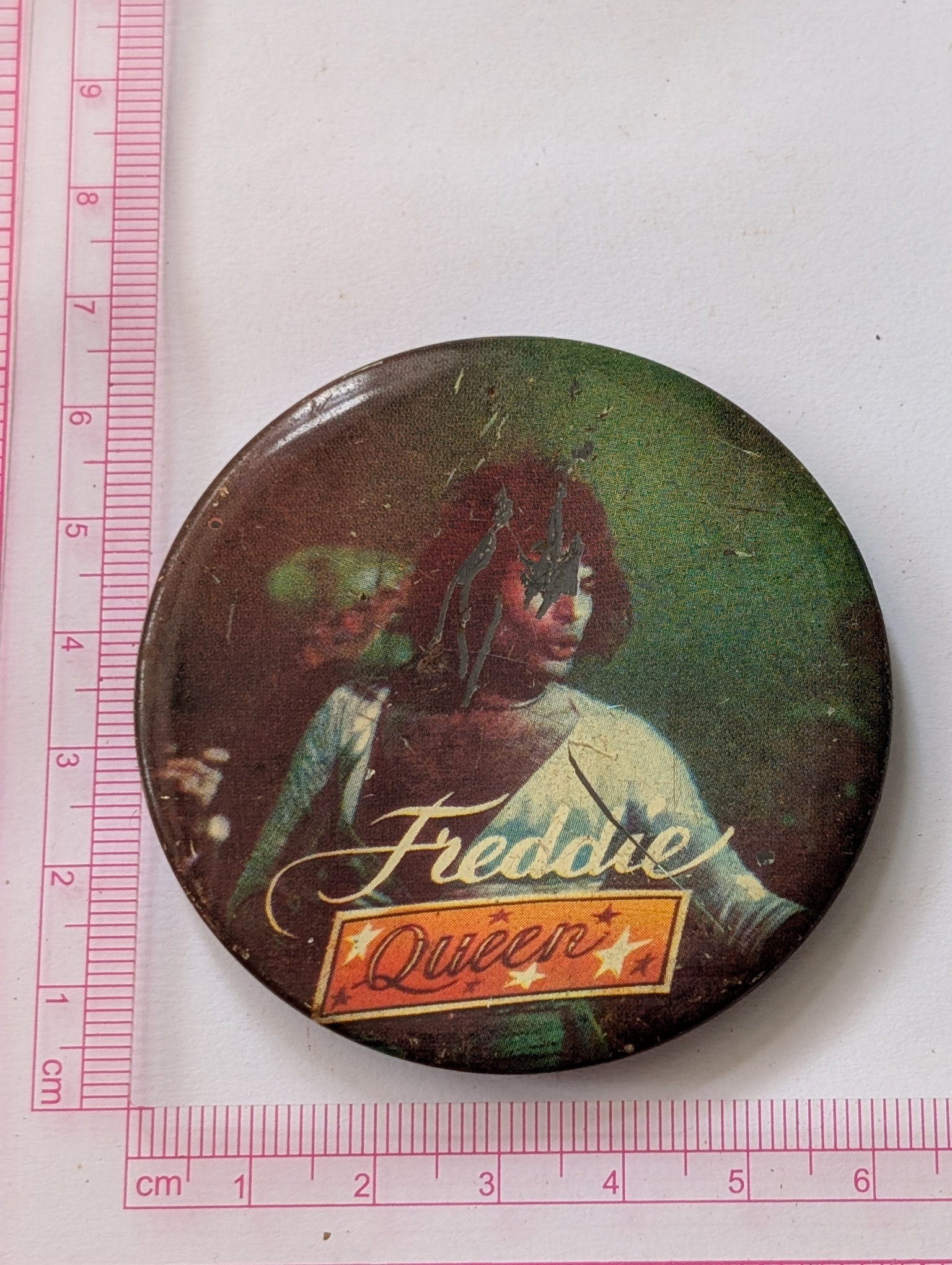 Queen: Large Freddie Mercury Vintage 1970s Badge/Button - Image 3